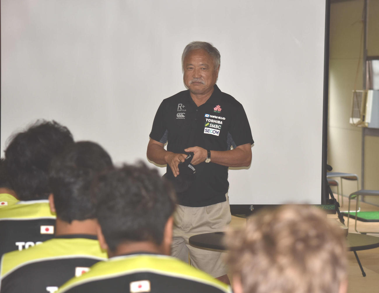 ラグビー日本代表強化合宿を視察に訪れ、選手らの前であいさつする日本協会の森重隆新会長