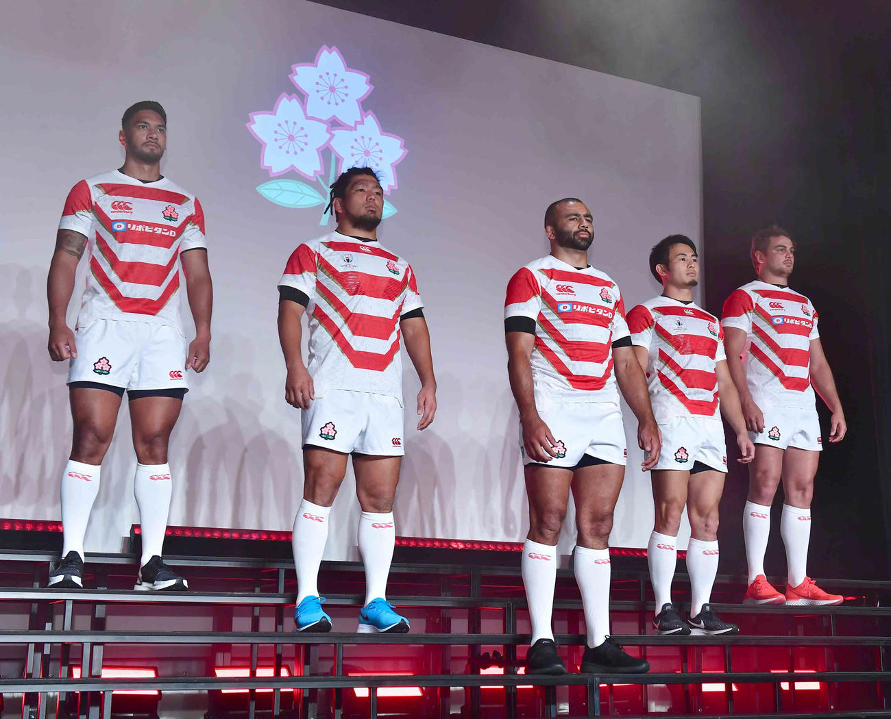 ラグビー日本代表新ジャージー発表会見に臨む、左からラファエレ　ティモシー、堀江、リーチ　マイケル、福岡、ヴィンピー・ファンデルヴァルト（撮影・小沢裕）
