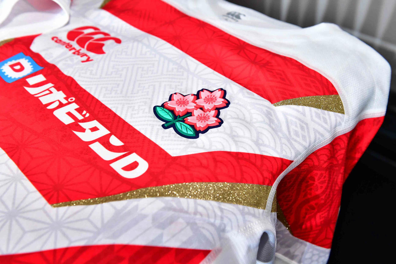 ラグビーW杯2019日本大会で着用する日本代表の新ジャージー。桜のエンブレムも3D化（撮影・小沢裕）