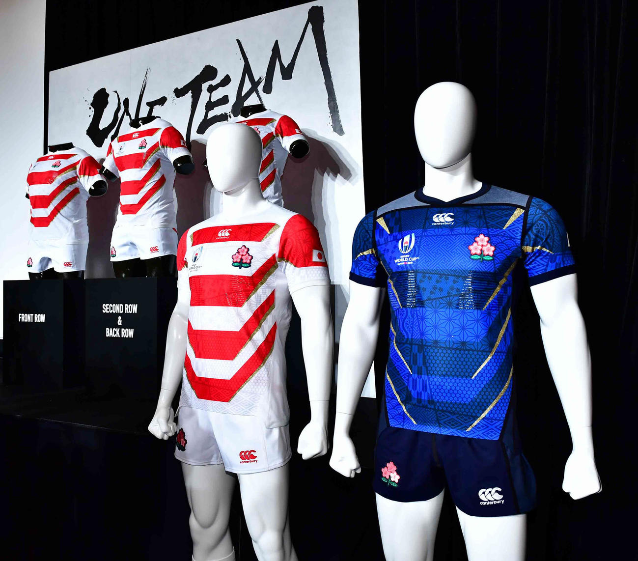 ラグビーW杯2019日本大会で着用する日本代表の新ジャージー。手前右の青はセカンドジャージー（撮影・小沢裕）