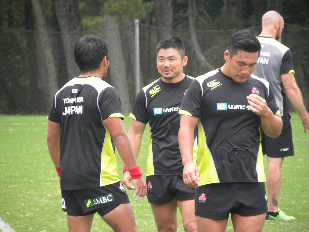 日本代表宮崎合宿の午前練習で会話するSH田中史朗（中央）ら選手たち（撮影・松本航）