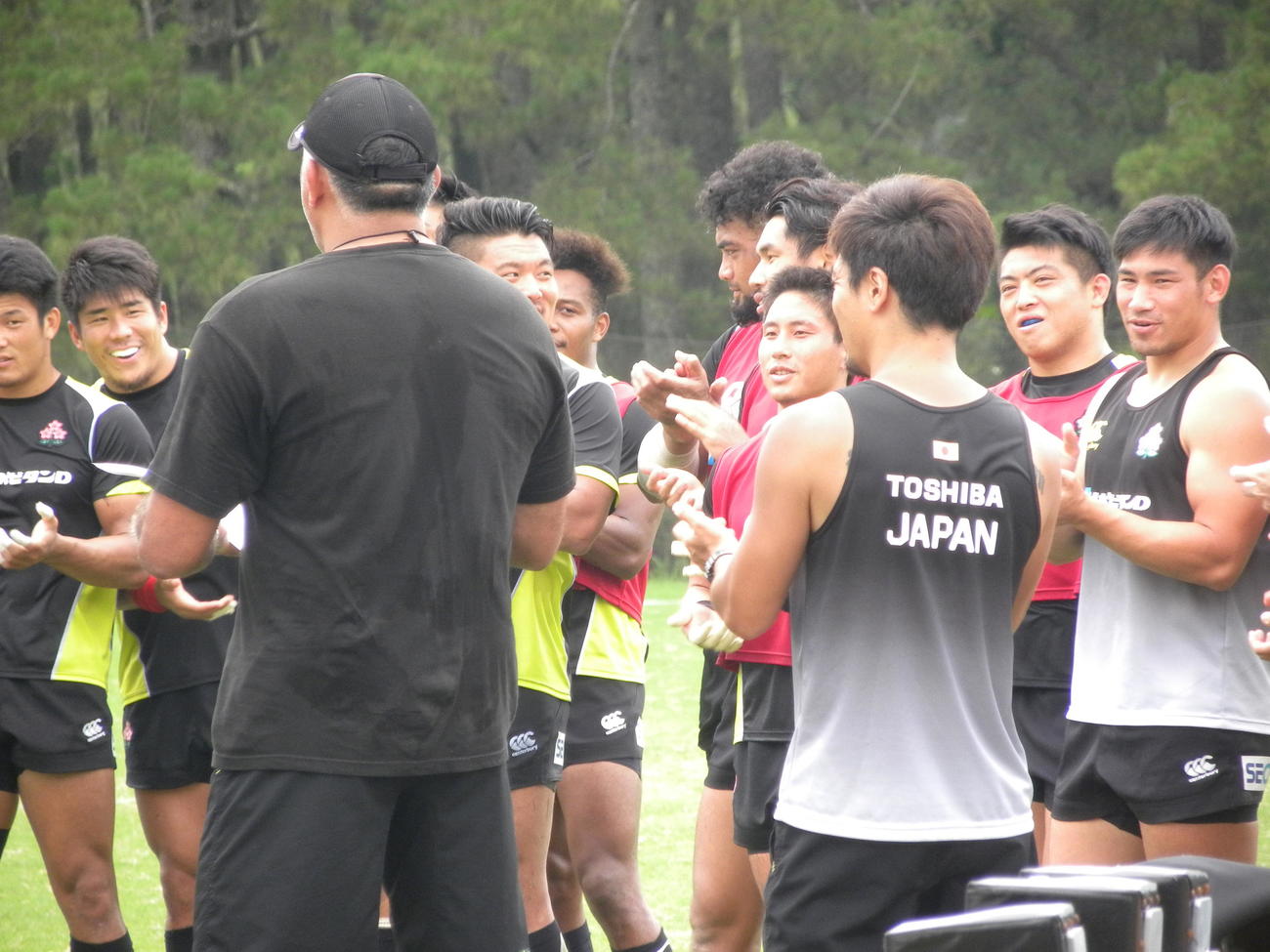 日本代表宮崎合宿の午前練習終わりに笑顔を見せるSH茂野海人（右から4人目）ら選手たち（撮影・松本航）
