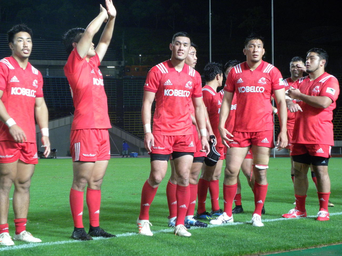 NEC戦に勝利し、準決勝進出を決めて笑顔を見せる神戸製鋼の選手たち（撮影・松本航）