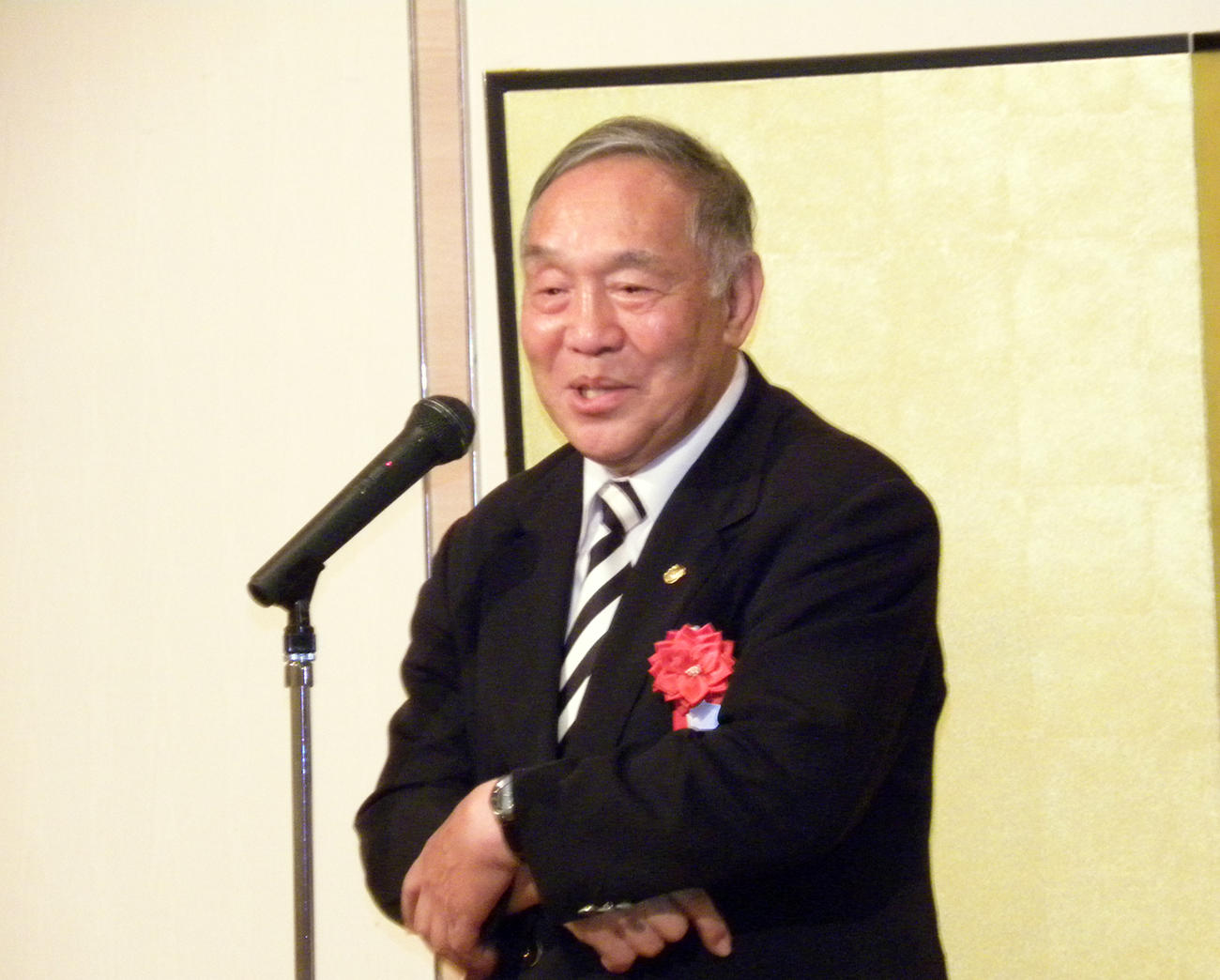 大体大ラグビー部50周年記念式典で祝辞を述べる坂田好弘前監督（撮影・松本航）
