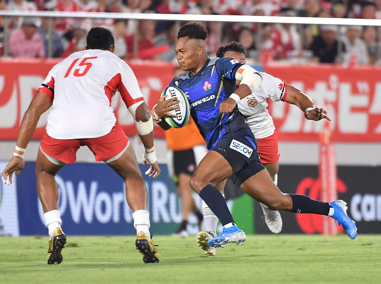 前半、ボールを持って突進する松島幸太朗（撮影・上田博志）