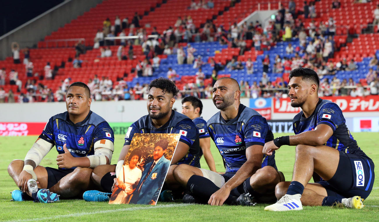 日本対トンガ　トンガに勝利し、若かりしジョセフHCと亡くなった母親の写真を手に写真に納まる、左からバル、ヘル、リーチ、ティモシー（撮影・垰建太）