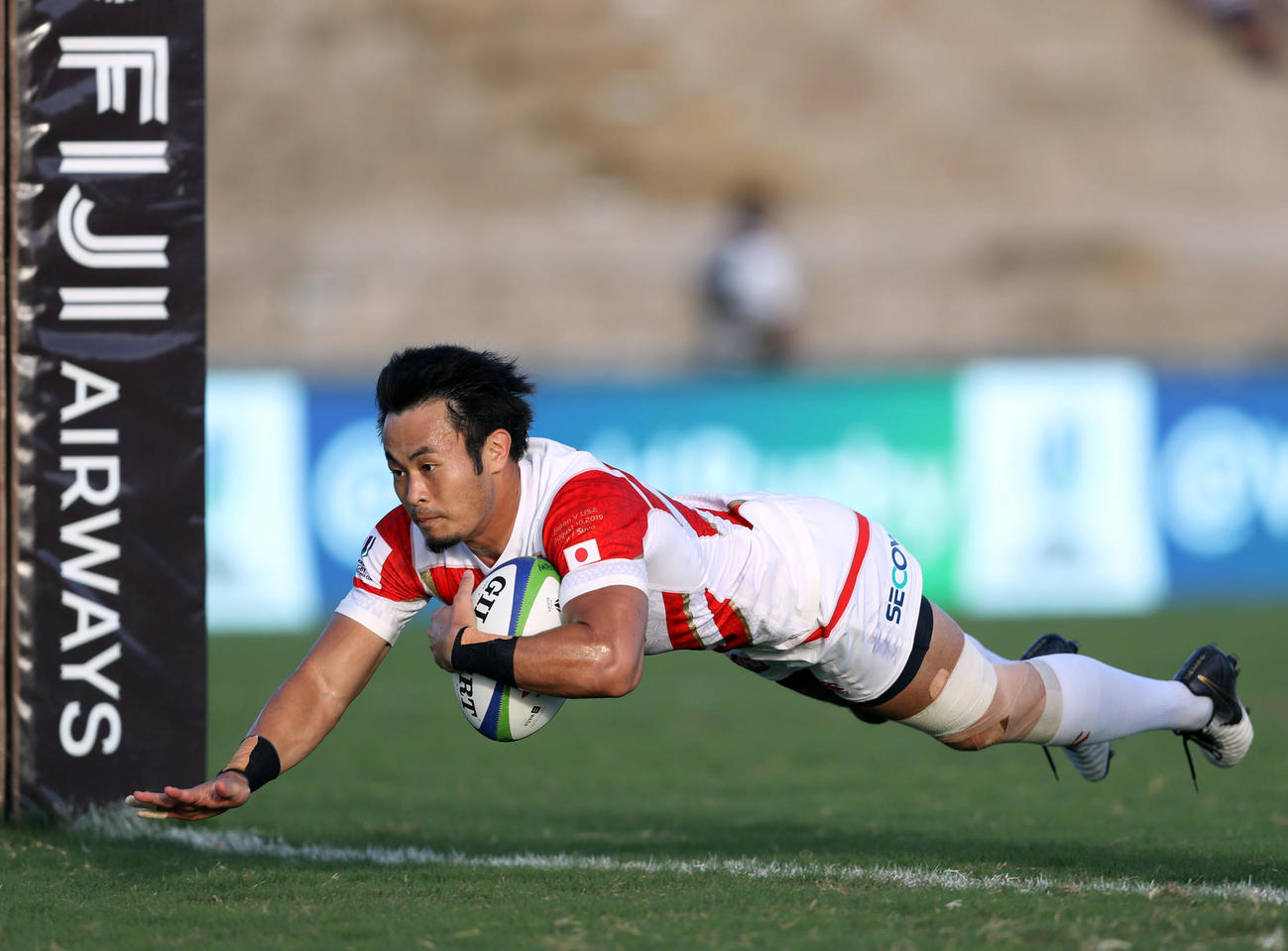 日本対米国　前半、独走トライを決めるWTB福岡（撮影・狩俣裕三）