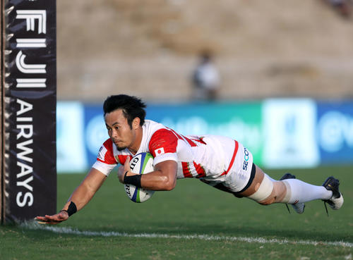 日本対米国　前半、独走トライを決めるWTB福岡（撮影・狩俣裕三）