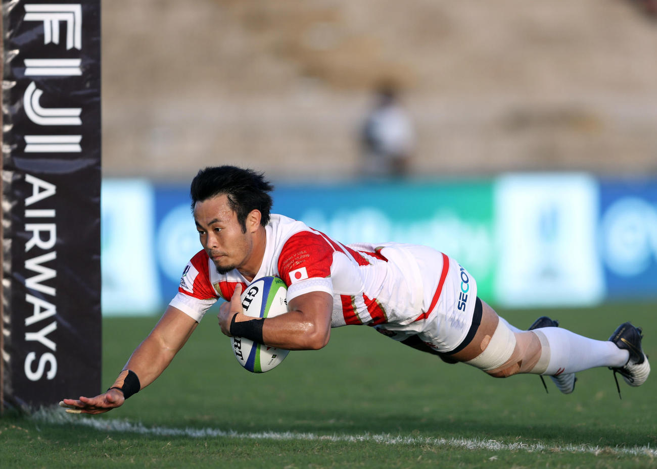 日本対米国　前半、独走トライを決めるWTB福岡（撮影・狩俣裕三）