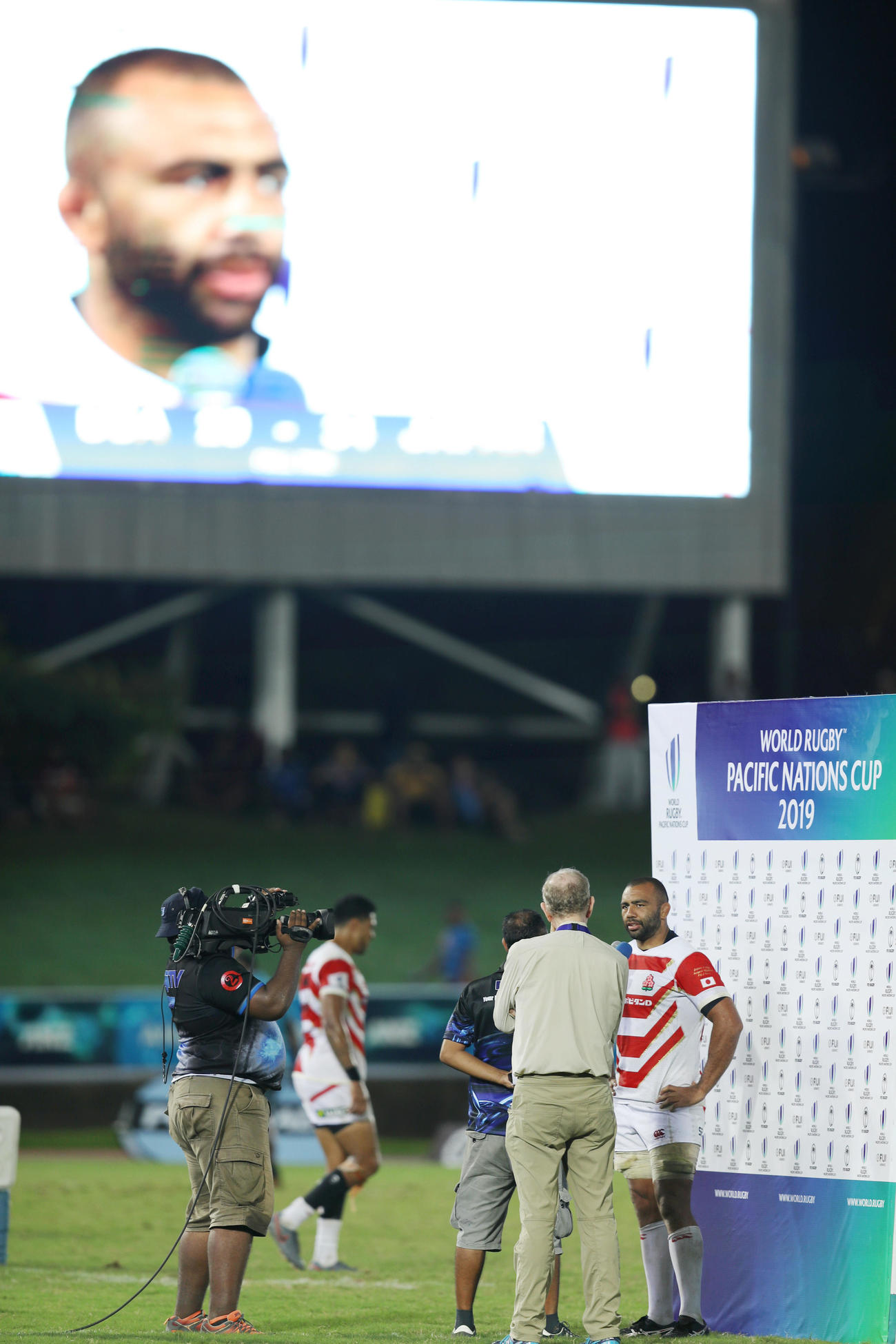 日本対米国　試合後、現地メディアのインタビューを受けるリーチ（撮影・狩俣裕三）