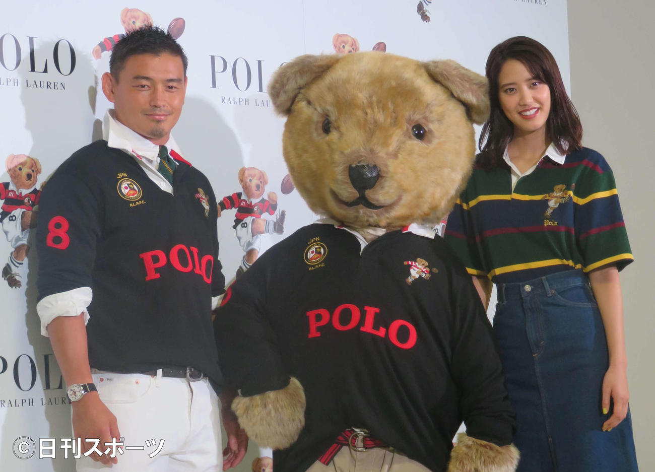 ポロ　ラルフローレン「キッカーベア」を囲む五郎丸歩（左）と山崎紘菜（撮影・大井義明）