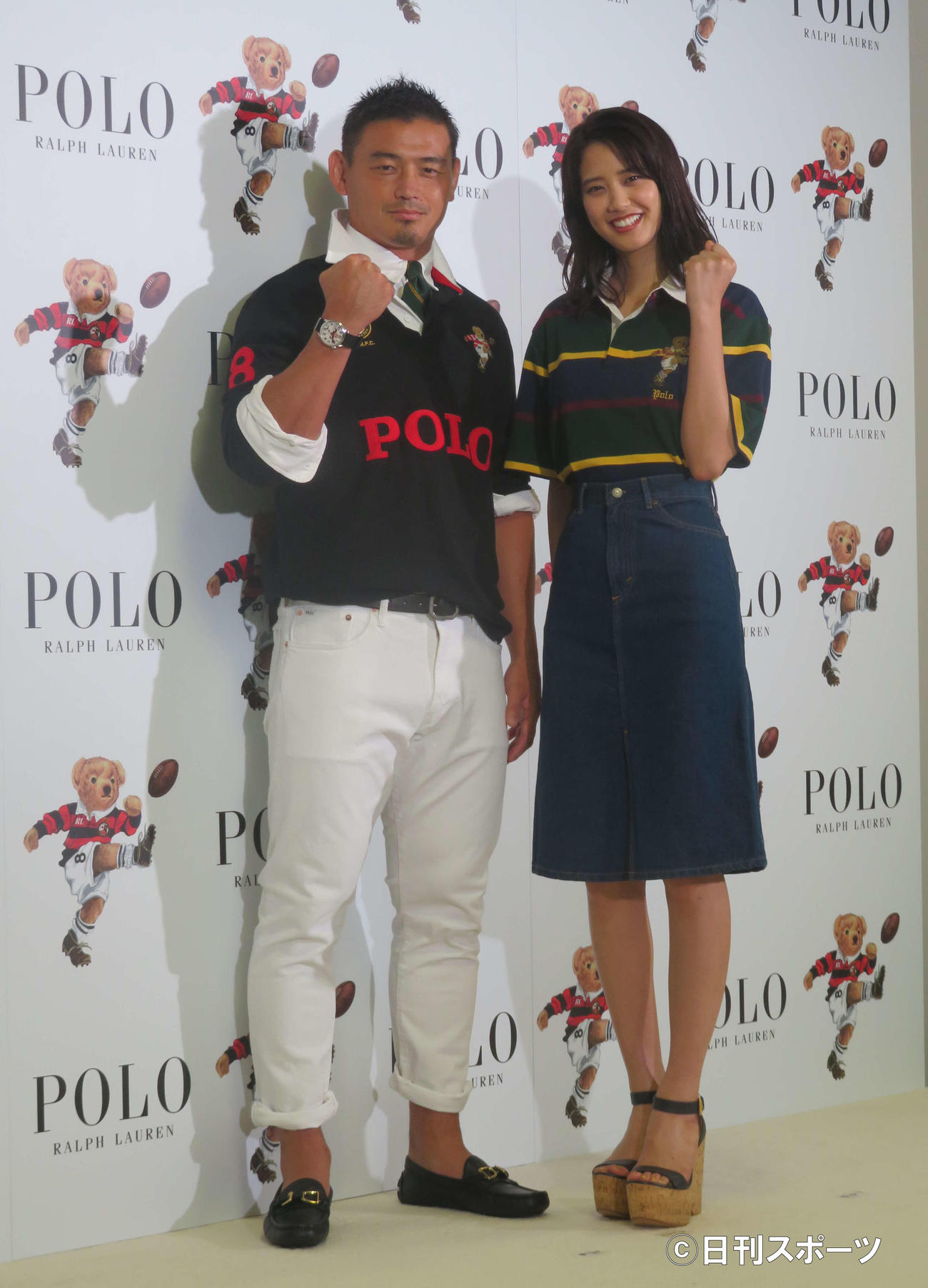 ポロ　ラルフローレン「キッカーベアコレクション」発表会に出席した五郎丸歩（左）と山崎紘菜（撮影・大井義明）
