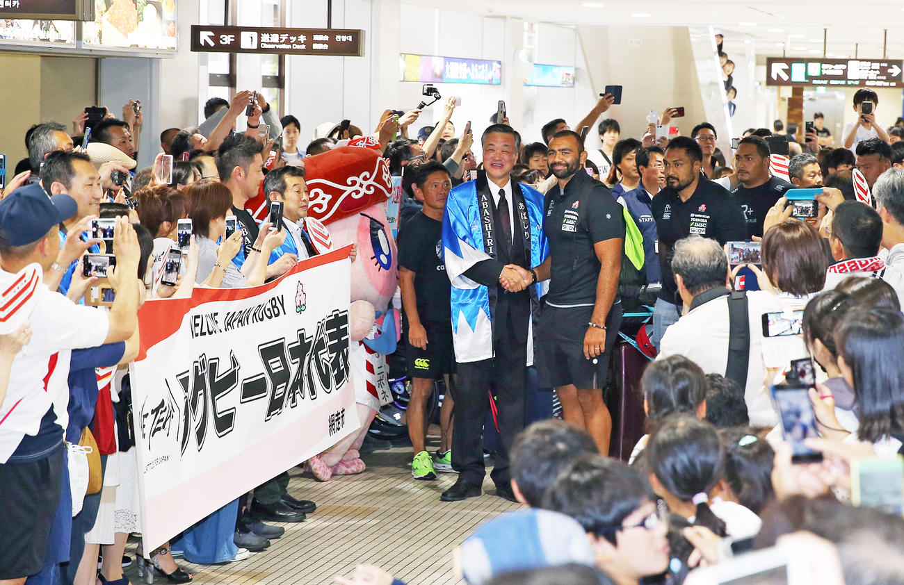 女満別空港に到着し、歓迎を受けるリーチ（中央右）らラグビー日本代表の選手たち（撮影・大野祥一）