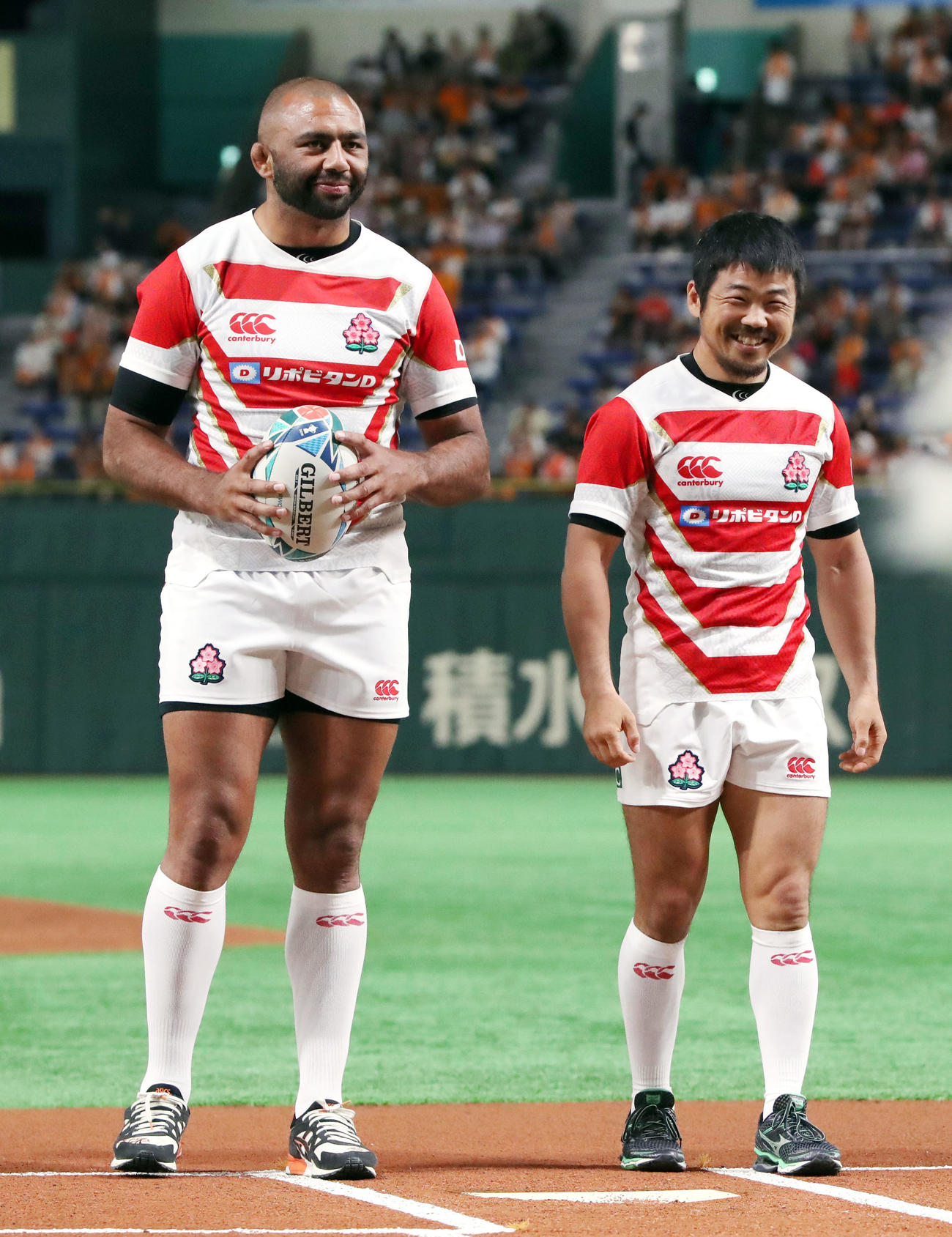巨人対広島　始球式を務めたラグビー日本代表の田中（右）とリーチは笑顔を見せる（撮影・垰建太）