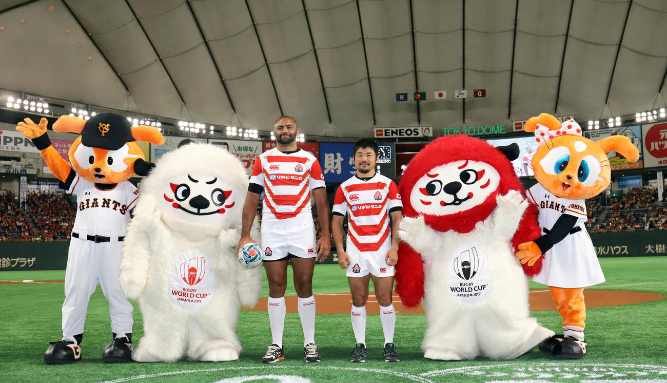 巨人対広島　始球式を務め写真に納まるラグビー日本代表の田中（中央右）とリーチ（同左）（撮影・垰建太）