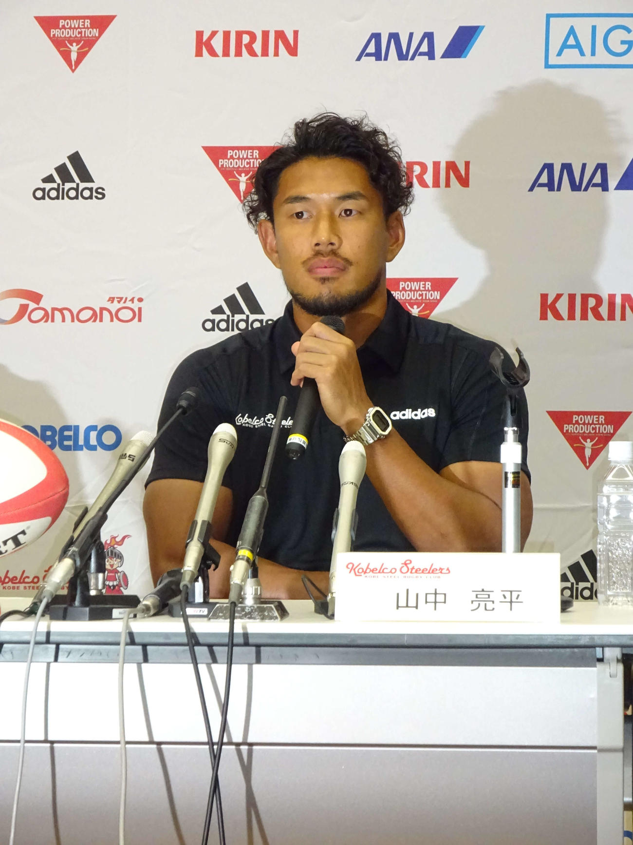 ラグビー日本代表入り会見で抱負を語るFB山中亮平（撮影・加藤裕一）