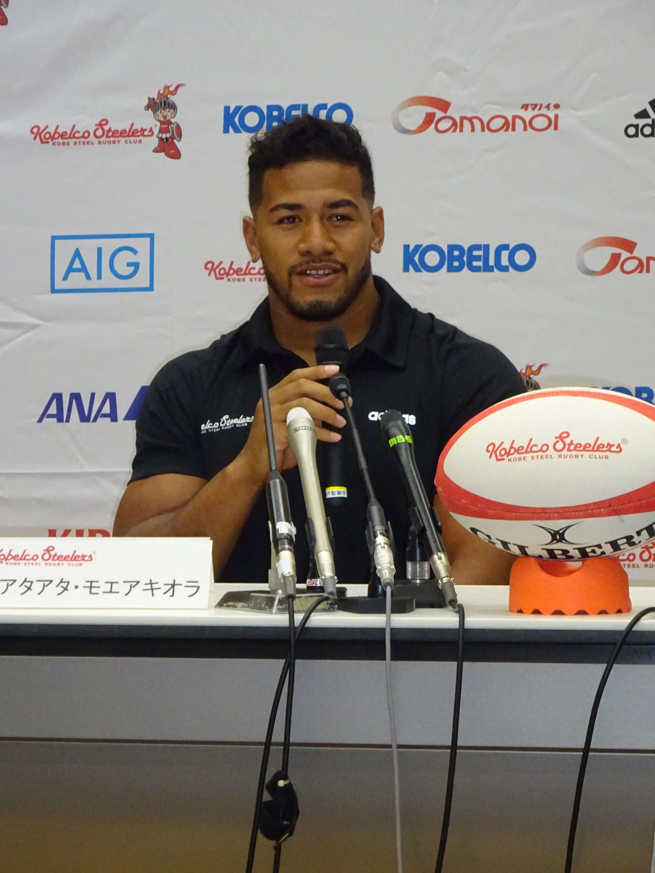 ラグビー日本代表入りが決まり、会見を行うCTBアタアタ・モエアキオラ（撮影・加藤裕一）