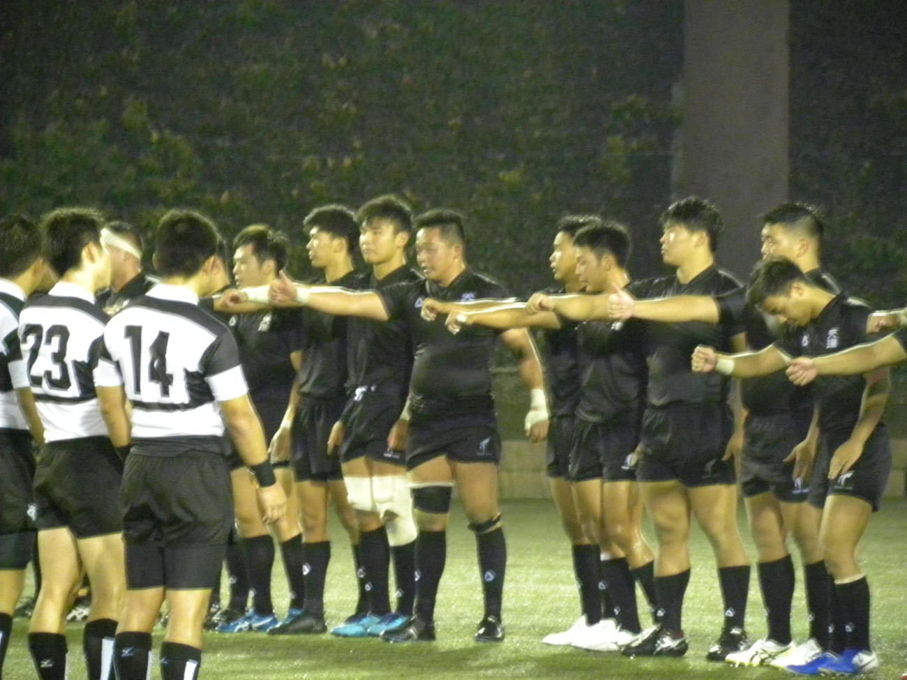 大体大を68－0で下し、開幕戦を飾った天理大の選手たち（右）（撮影・松本航）
