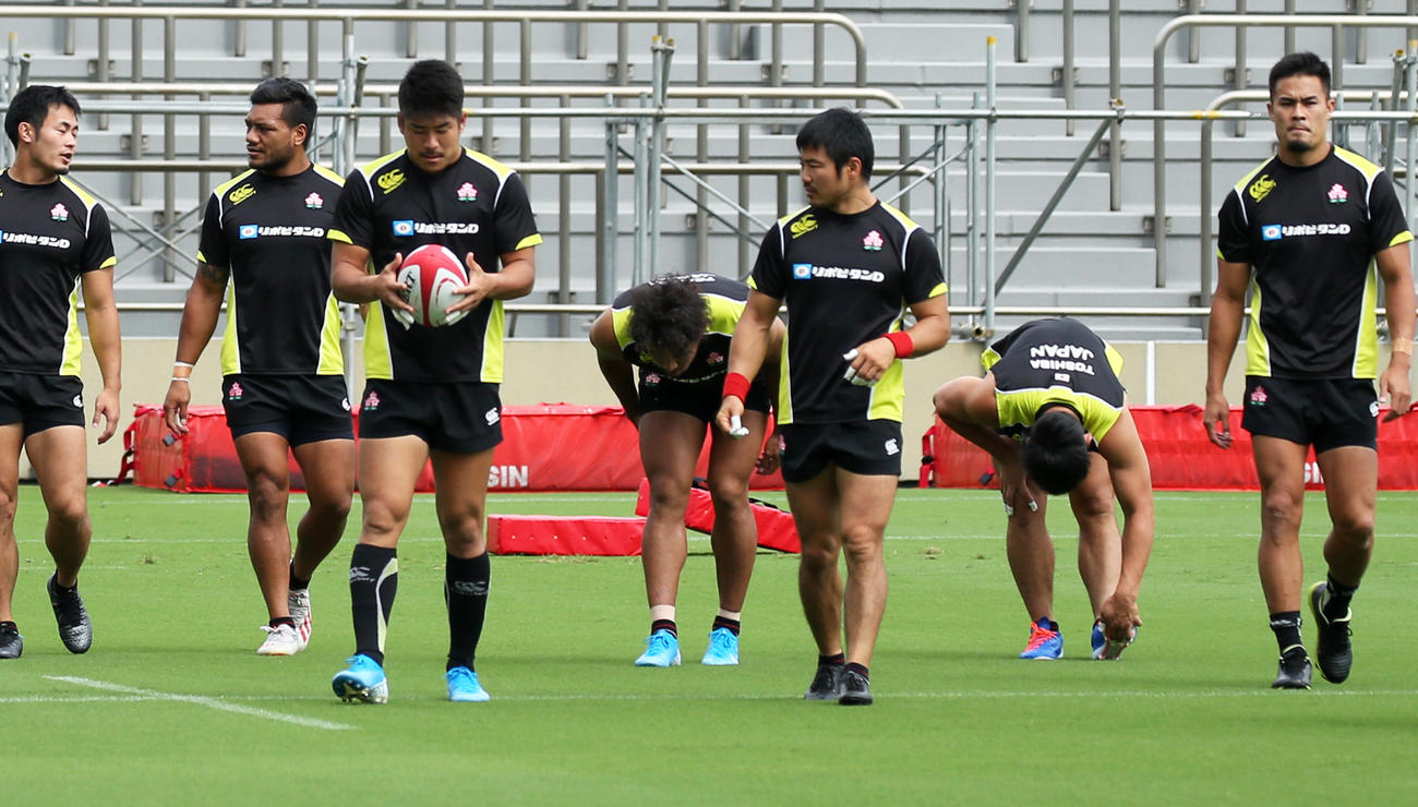 ユニット練習を行うラグビー日本代表メンバーたち（撮影・中島郁夫）