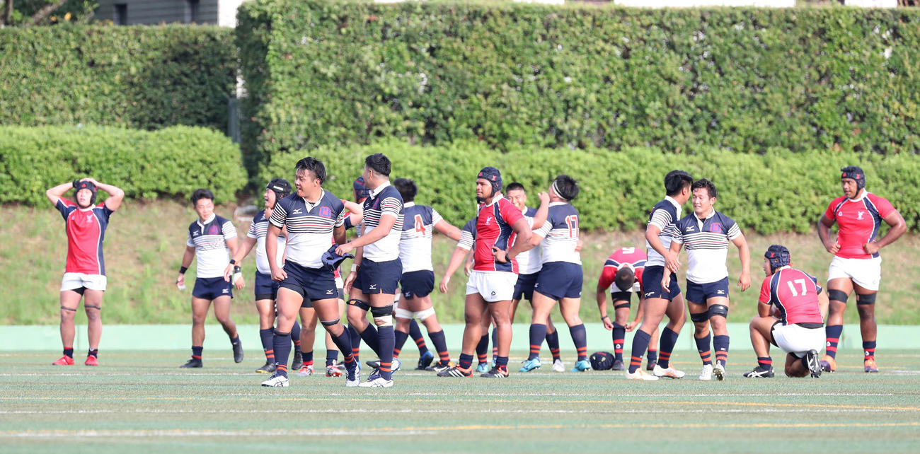 京産大対関学大　関学大に敗れ肩を落とす京産大フィフティーン（赤のジャージ）（撮影・白石智彦）