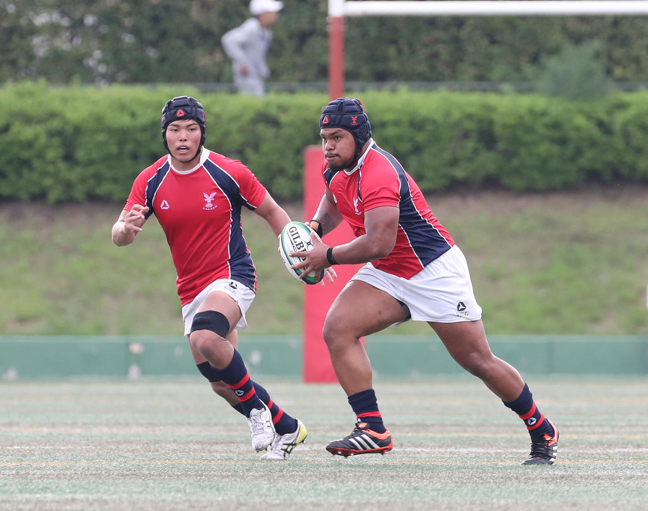 京産大対関学大　後半、攻め上がる京産大NO8フェインガ・ファカイ（右）（撮影・白石智彦）