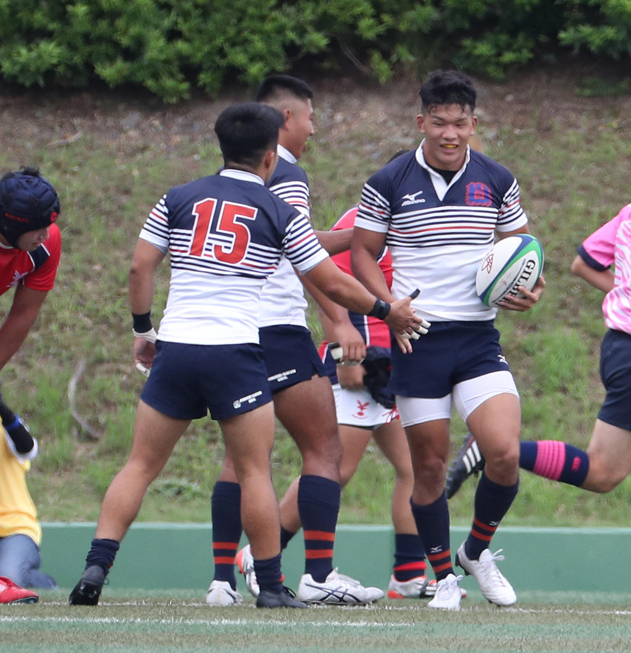 京産大対関学大　前半、トライを決めチームメートと喜ぶ関学大WTB中（右）（撮影・白石智彦）