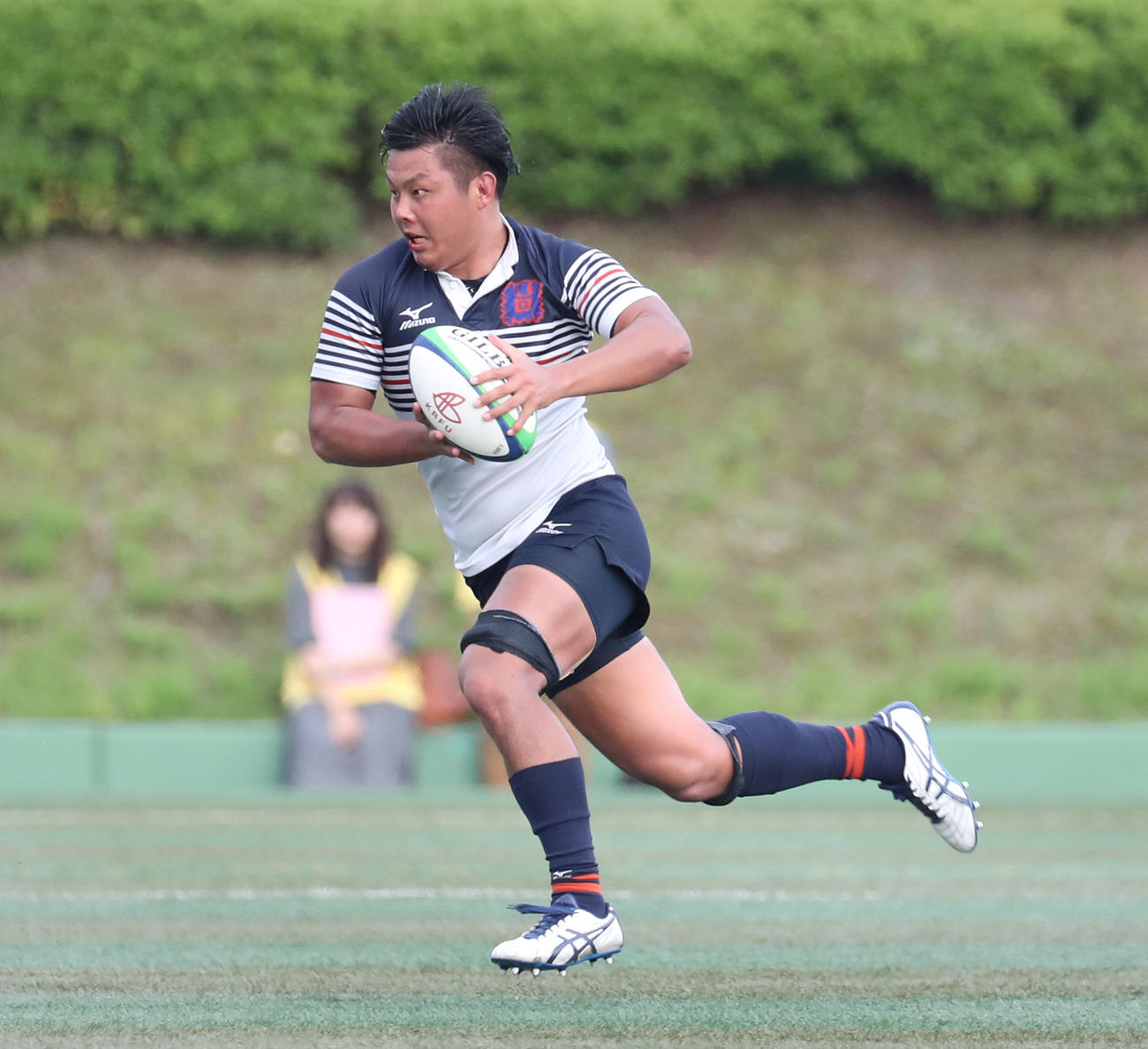 京産大対関学大　後半、全力疾走で攻め上がる関学大NO8杉原立樹（撮影・白石智彦）