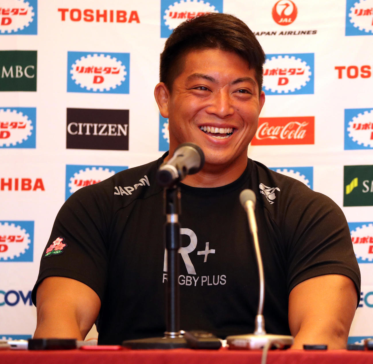練習後の会見で笑顔を見せるフッカー坂手（撮影・大野祥一）