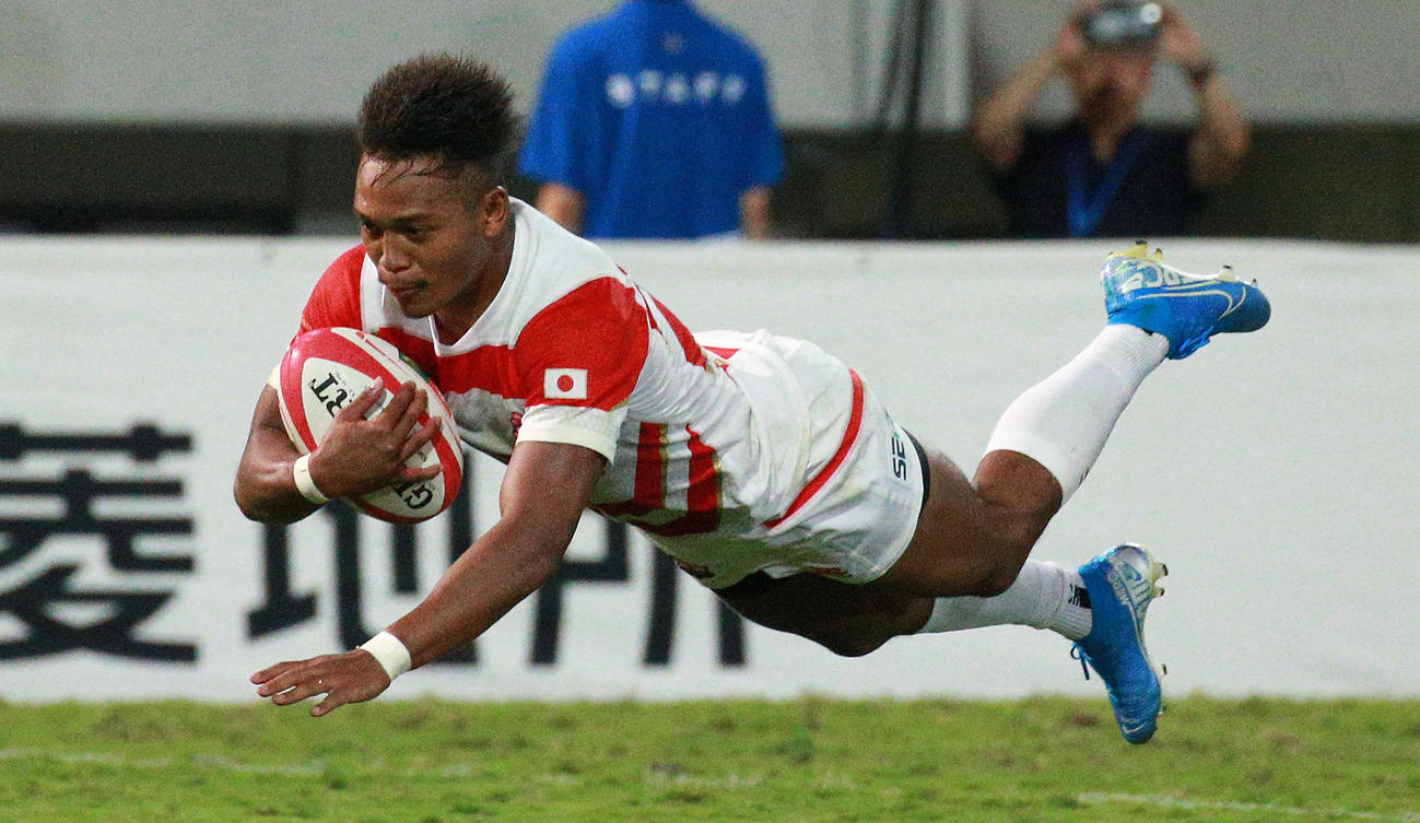 後半、独走でトライを決めるFB松島（撮影・中島郁夫）