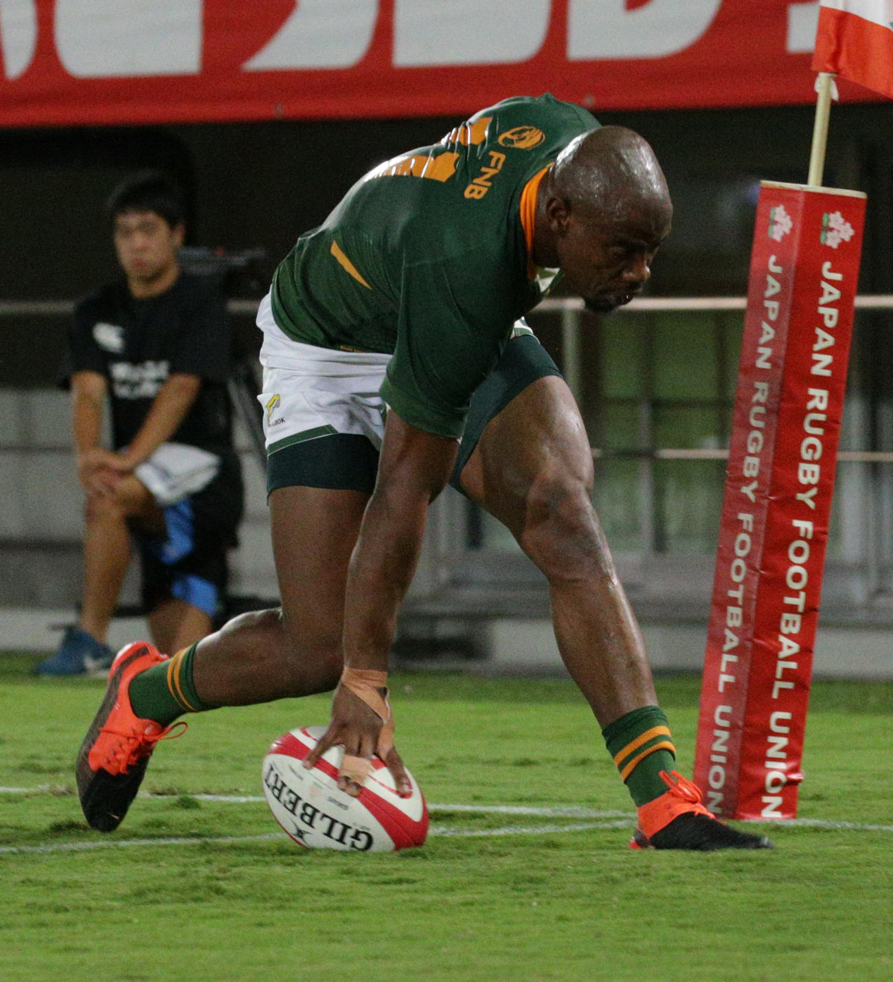 前半、トライを決める南アフリカＷＴＢマピンピ（撮影・中島郁夫）