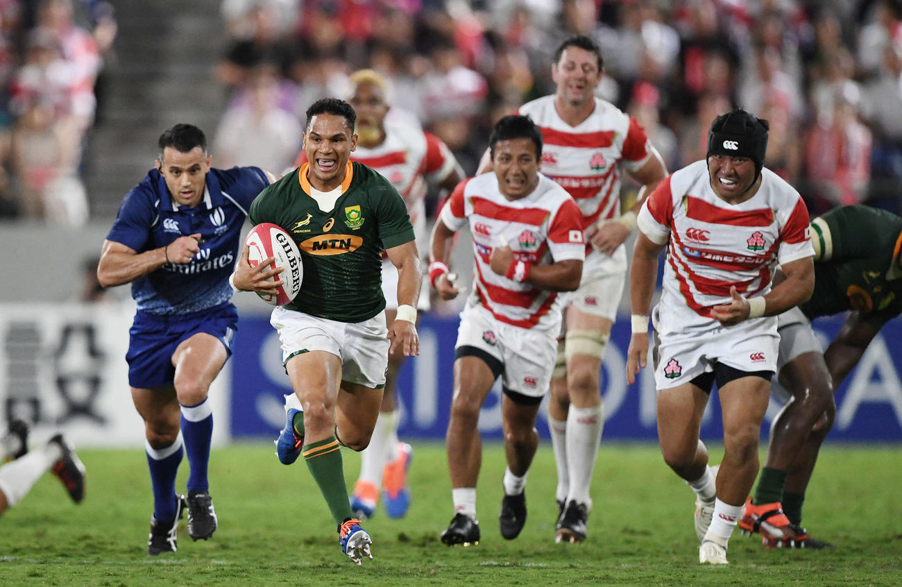 後半、ハーシェル・ヤンチース（左）を止められず、独走トライを許す日本（撮影・鈴木みどり）