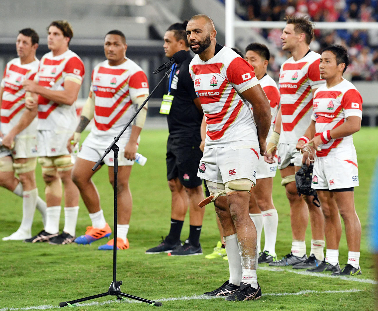 試合後あいさつするフランカーのリーチ主将（手前）（撮影・滝沢徹郎）