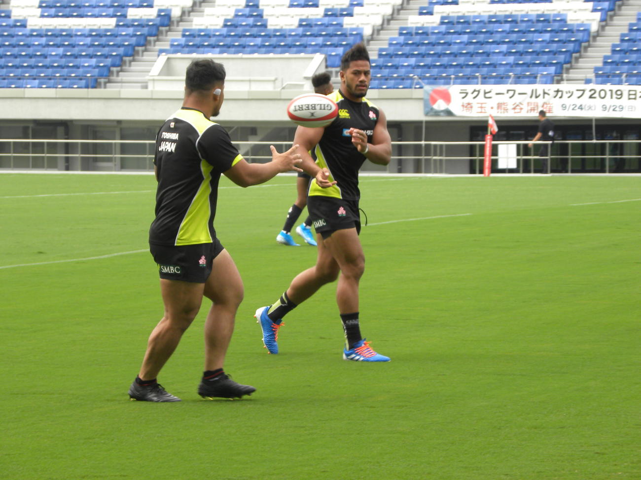 南アフリカ戦前日練習でパスする日本代表WTBアタアタ・モエアキオラ（右）（撮影・松本航）