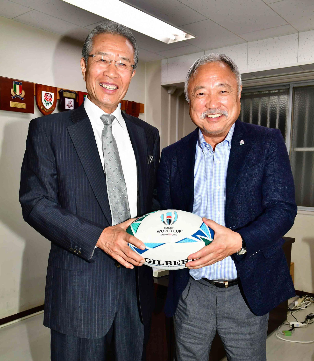ラグビーW杯2019開幕を目前に控え対談した本紙評論家の山田久志氏（左）と日本ラグビーフットボール協会の森重隆会長（撮影・小沢裕）