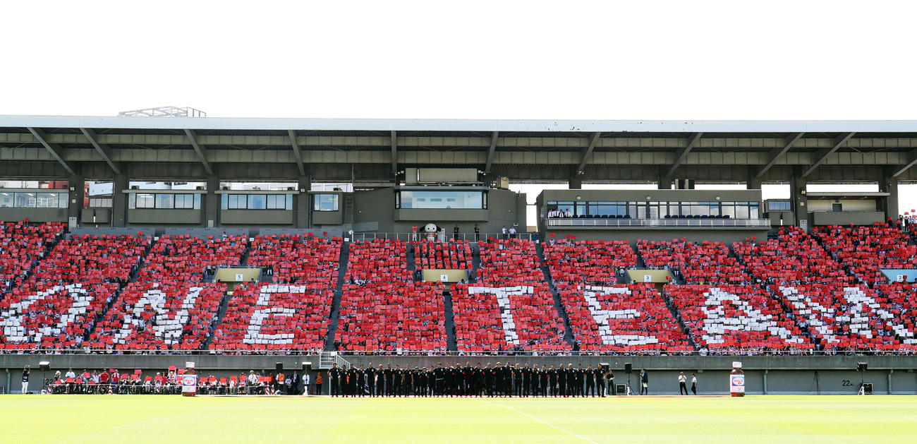 「ラグビー日本代表ONE　TEAM決起会」でファンの作る人文字と写真に納まる日本代表の選手たち（撮影・垰建太）