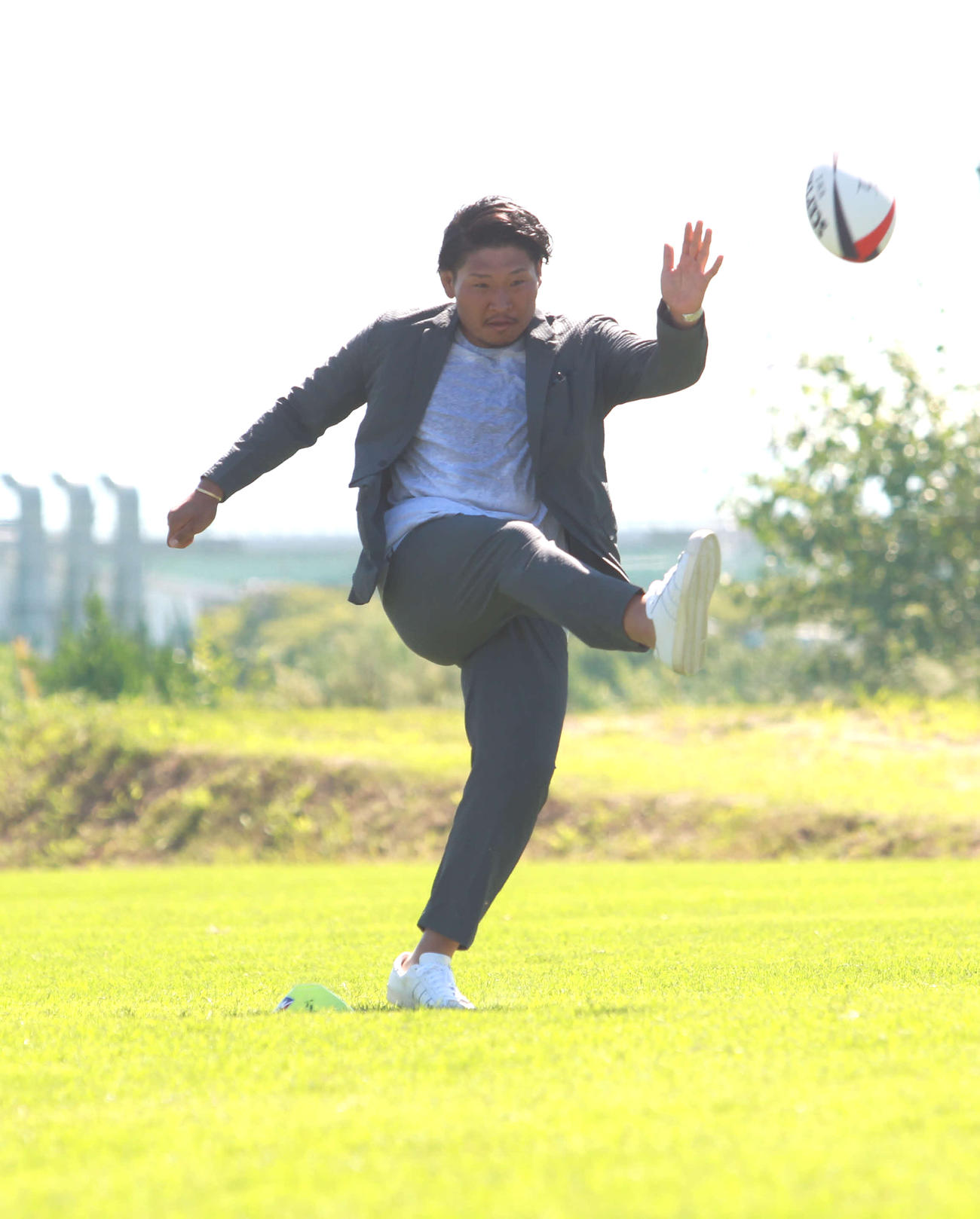 母校新潟工で開かれたグラウンド開きでキックオフセレモニーのボールを蹴る日本代表PR稲垣