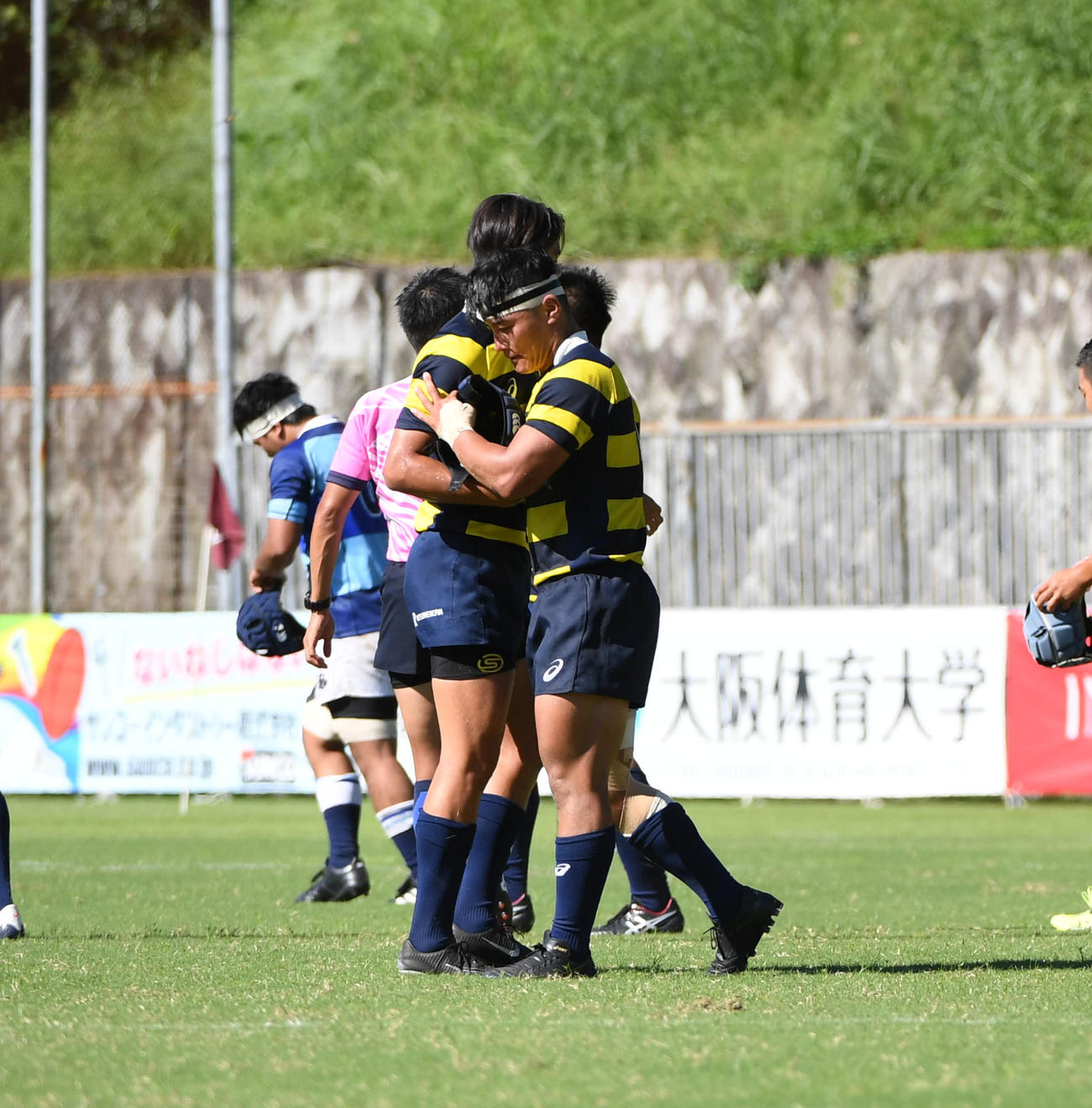 摂南大に勝利し喜ぶ立命大フィフティーン（撮影・奥田泰也）