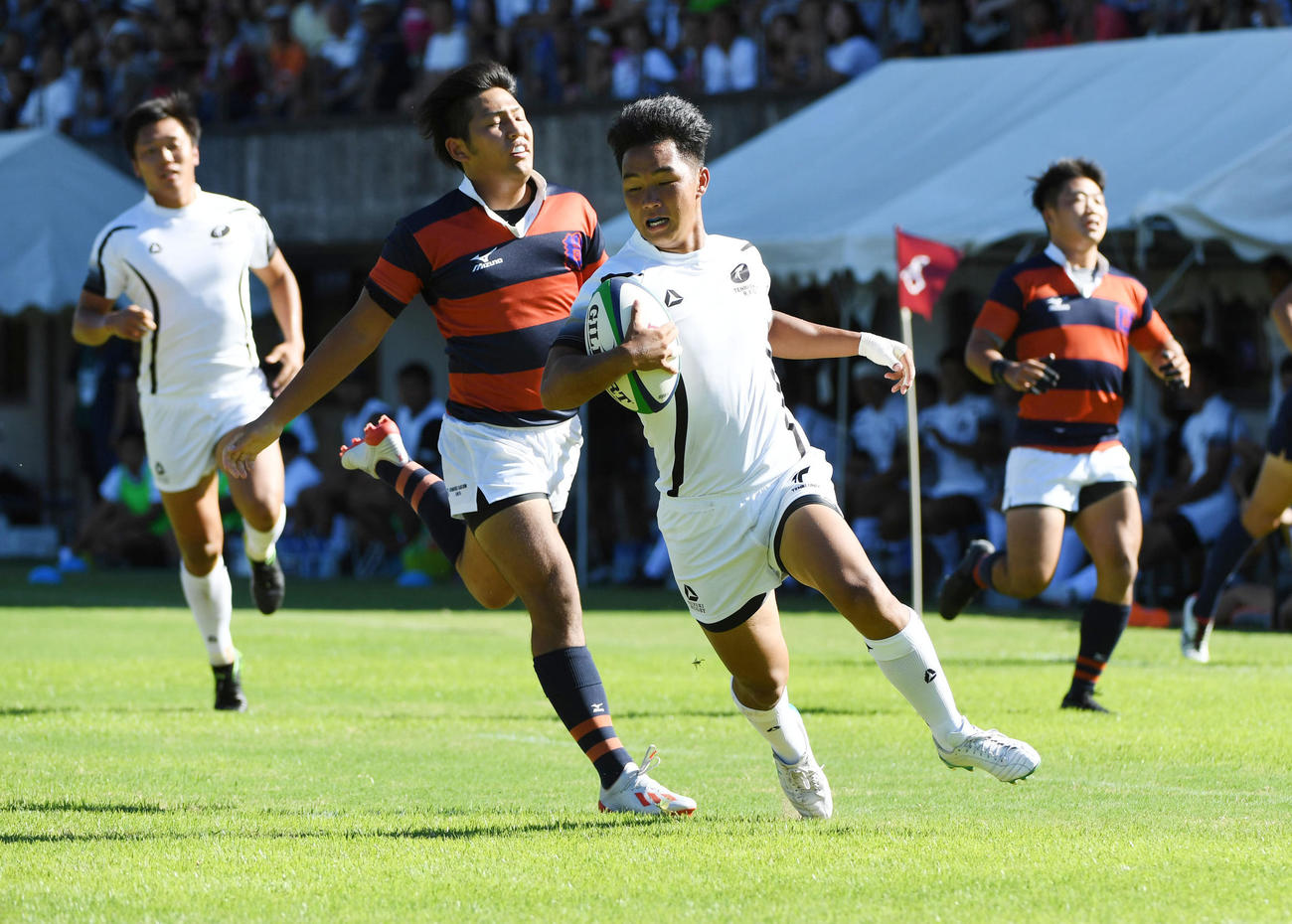 天理大対関学大　前半、天理大WTB江本洸志（左から3人目）は走り込んでトライを決める（撮影・奥田泰也）