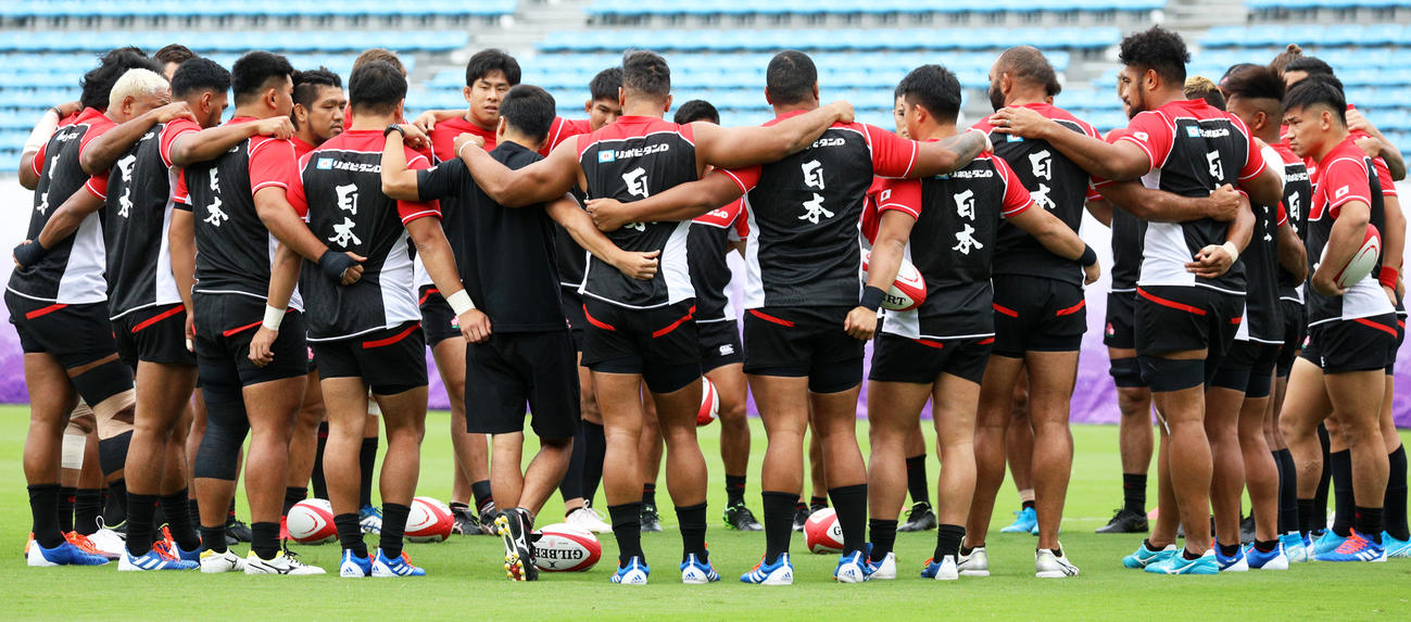 練習前、背中に「日本」と書かれたジャージーで円陣を組む日本代表の選手たち（撮影・中島郁夫）