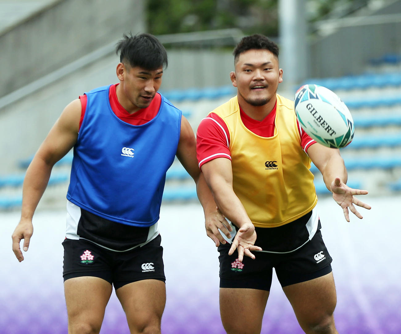 練習で、笑顔を見せる木津悠輔（右）。左は中村（撮影・狩俣裕三）