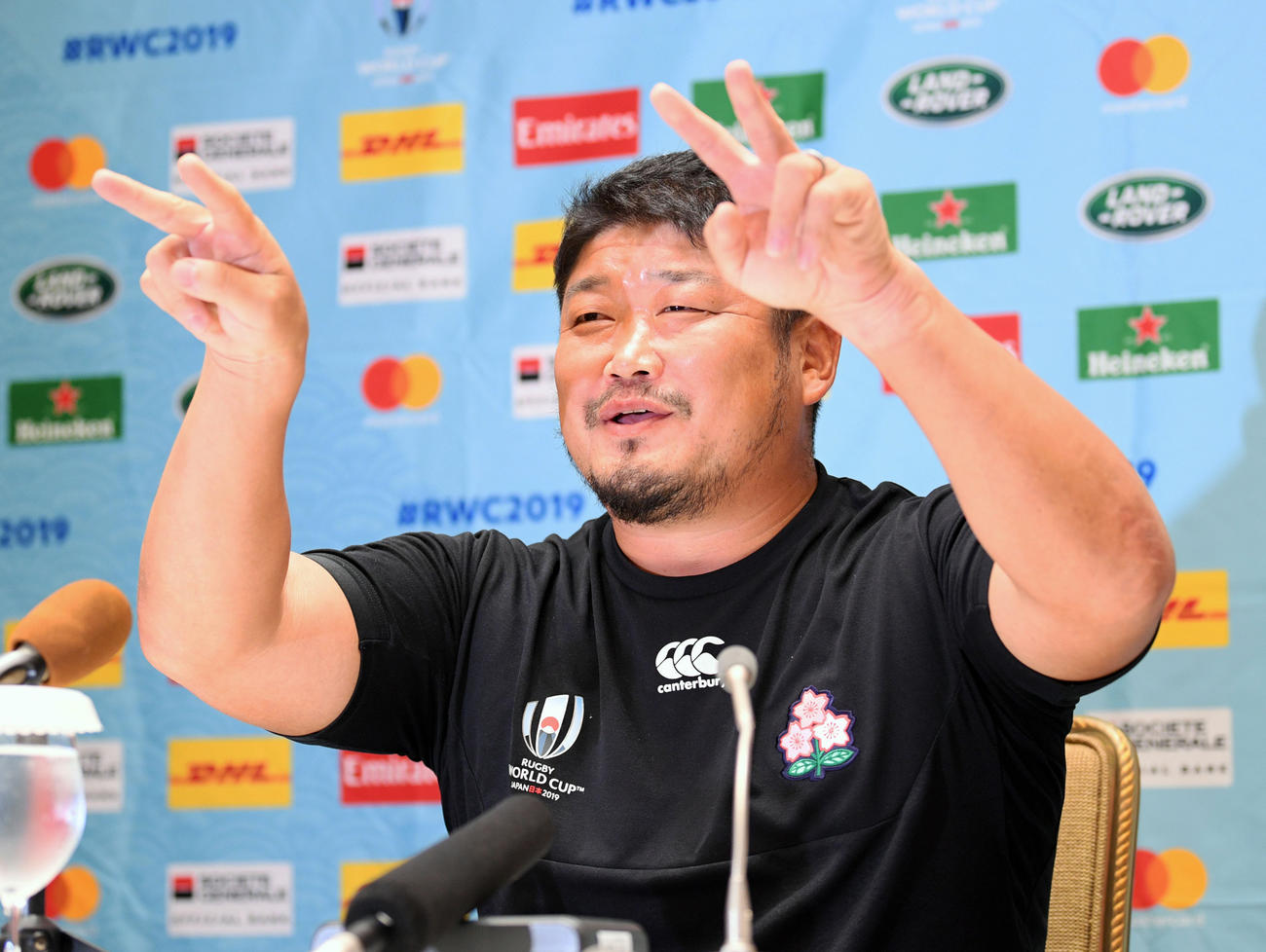 手ぶりを交え会見する長谷川慎スクラムコーチ（撮影・滝沢徹郎）
