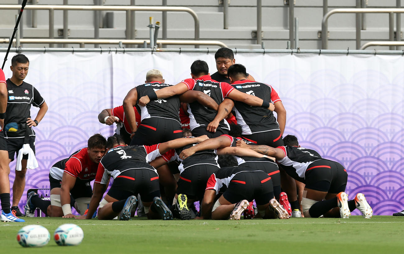 スクラム練習する日本代表FW陣（2019年9月15日撮影）