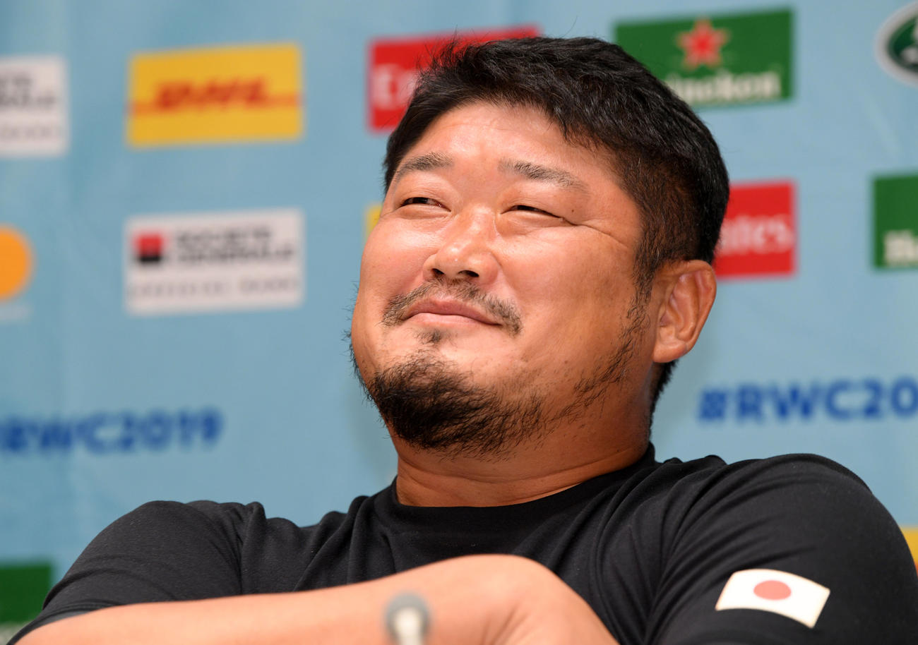 会見で笑顔の長谷川スクラムコーチ（撮影・滝沢徹郎）