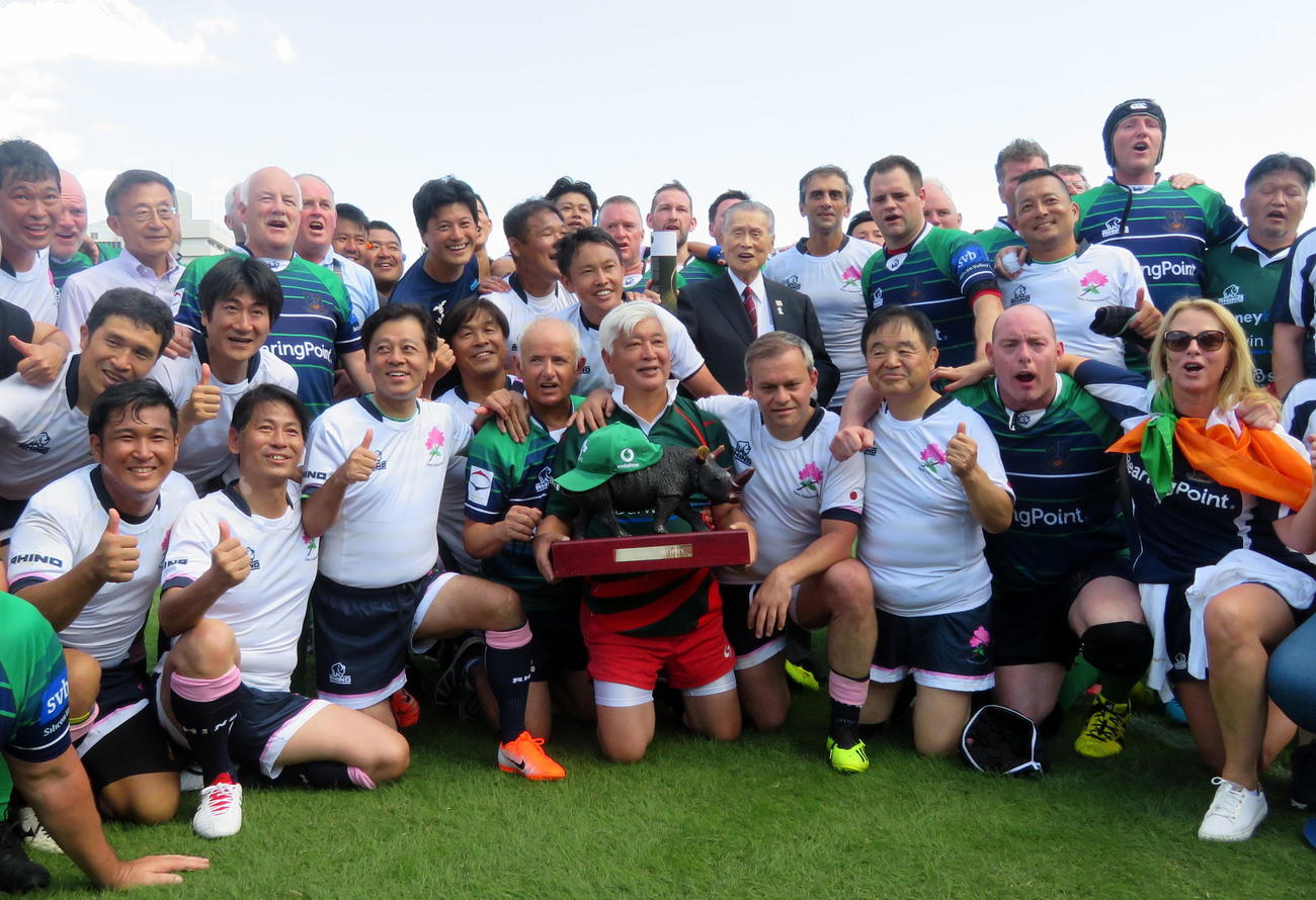 ラグビーの「世界国会議員W杯」で戦った日本・ジョージア合同チームとアイルランドは試合後、肩を組んで健闘をたたえ合った。中央右は東京五輪組織委の森喜朗会長（撮影・三須一紀）
