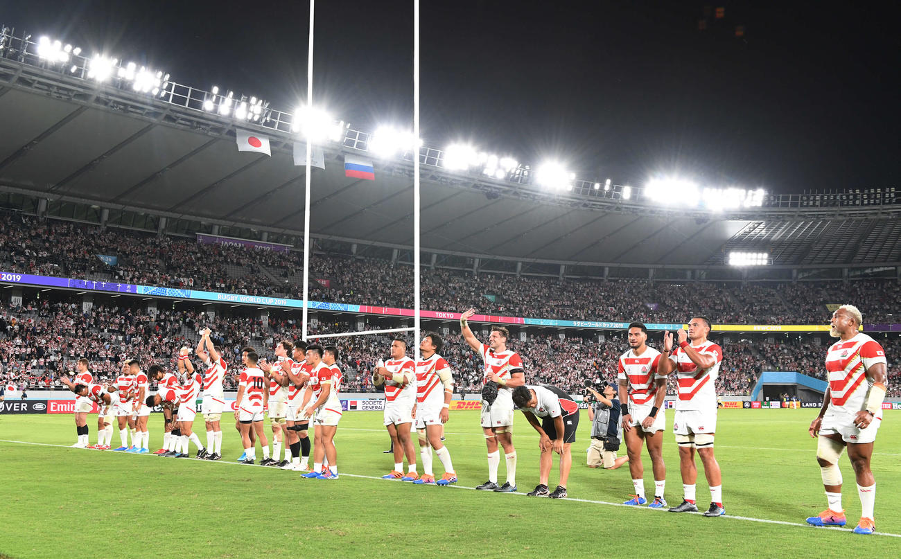 日本対ロシア　ロシアに快勝し、ファンの声援に応える日本フィフティーン（撮影・鈴木みどり）