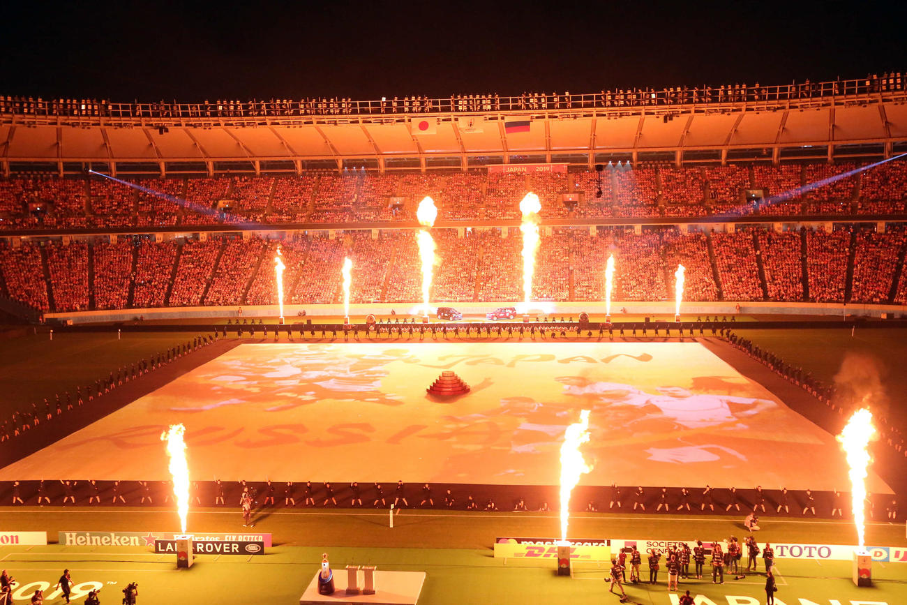火花が上がるラグビーW杯の開会式（撮影・狩俣裕三）