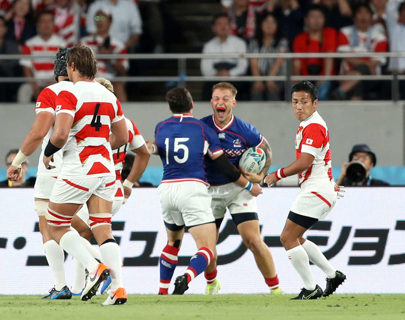 日本対ロシア　前半、先制トライを奪われる日本（撮影・狩俣裕三）