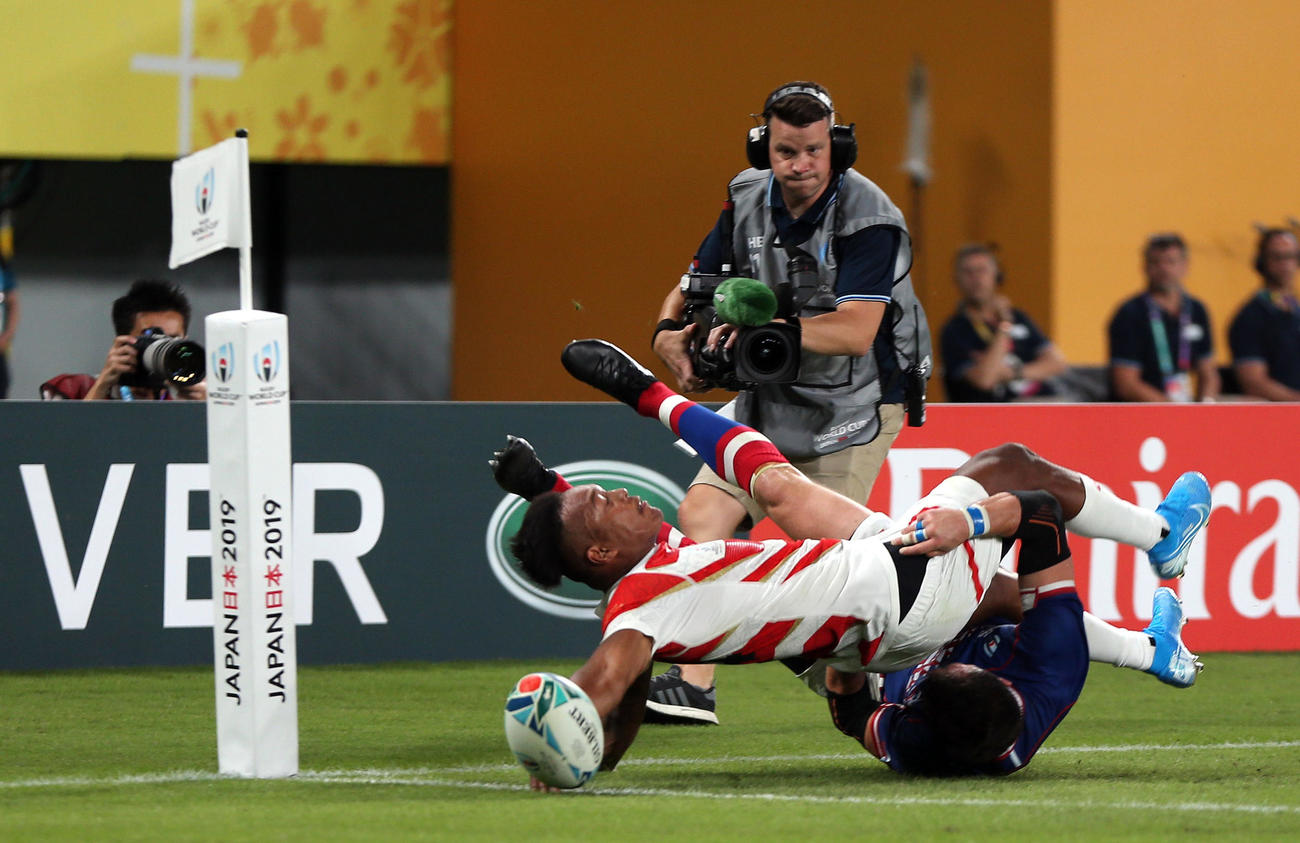 日本対ロシア　前半、後ろに倒れ込みながらトライを狙うWTB松島（左）だが、判定の結果ノートライとなる（撮影・狩俣裕三）
