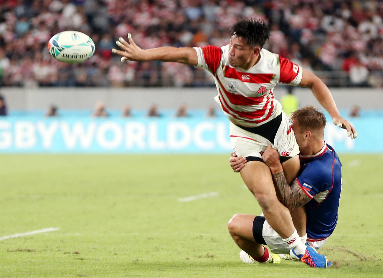 日本対ロシア　前半、WTB松島のトライをアシストするCTB中村（撮影・狩俣裕三）