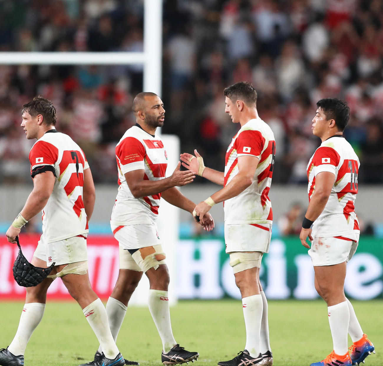 試合後、トンプソン（中央右）と握手するリーチ（同左）（撮影・狩俣裕三）